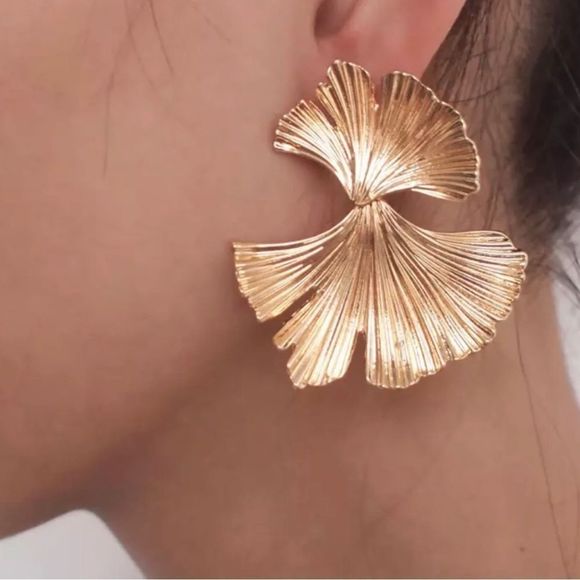 Zara Jewelry - Gold ginkgo leaf earrings #191